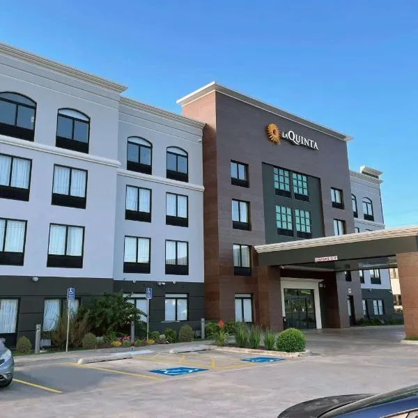 La Quinta Inn & Suites by Wyndham Tulsa Midtown，位于Glenpool的酒店