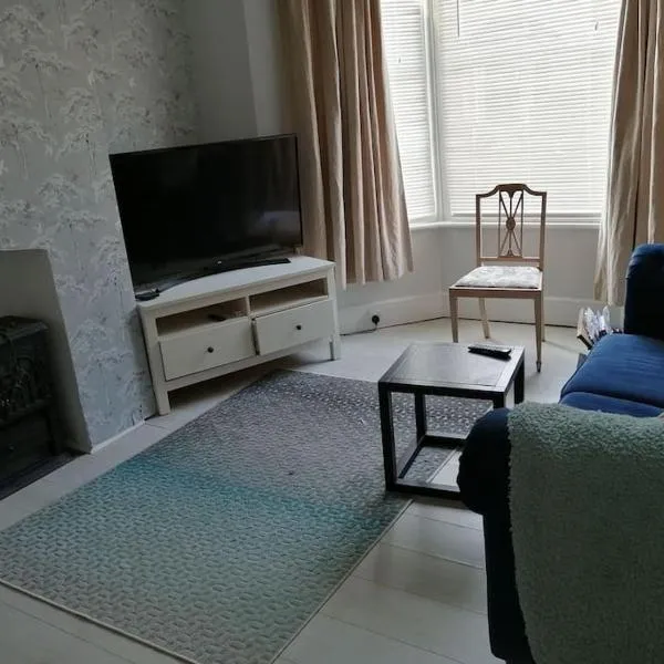 Seaside 2 bed terraced house with garden and free parking，位于贝克斯希尔的酒店