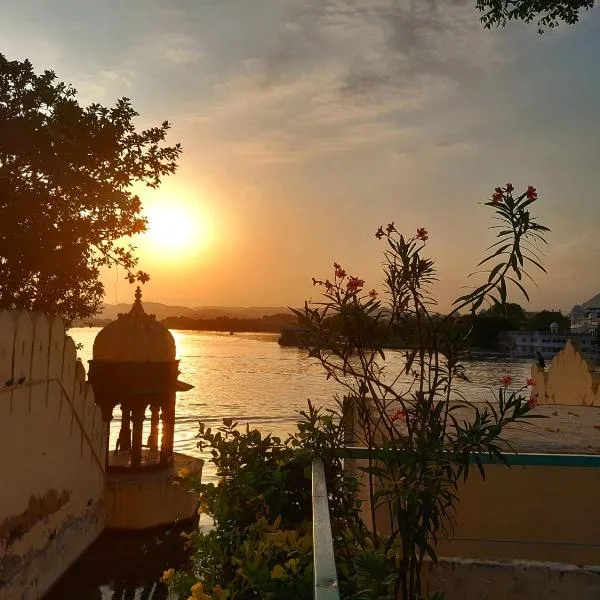 Paddy's Loft The Lake view hostel，位于乌代浦的酒店