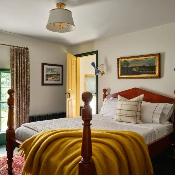 The Ell, a Historic, Luxurious 2 bed, 2 bath Private Suite in Lovell，位于Lovell的酒店