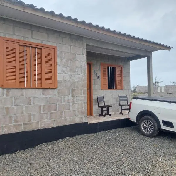 Casa para temporada em Arroio do Silva a 900m do mar，位于Turvo的酒店