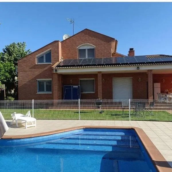 Casa con jardín y piscina privada.，位于Las Canteras的酒店