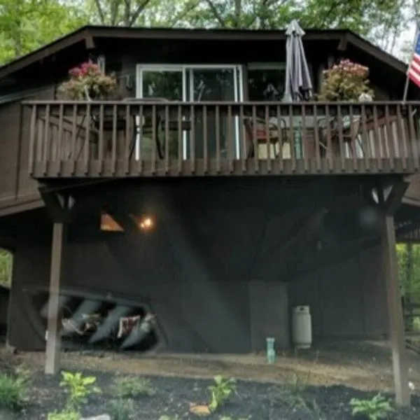 Round Cabin - 5 Min to Bedford PA - Deck - Hike- Golf，位于贝德福德的酒店