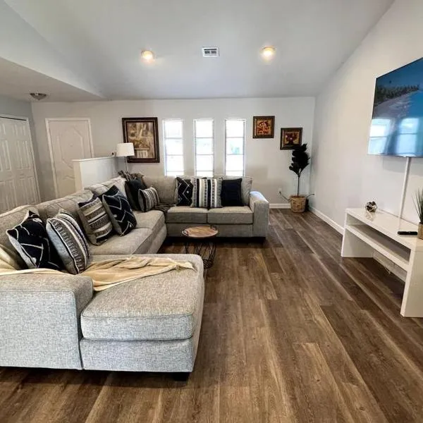 New! Fully Renovated 3/2 Luxury Vacation Home，位于威尼斯的酒店