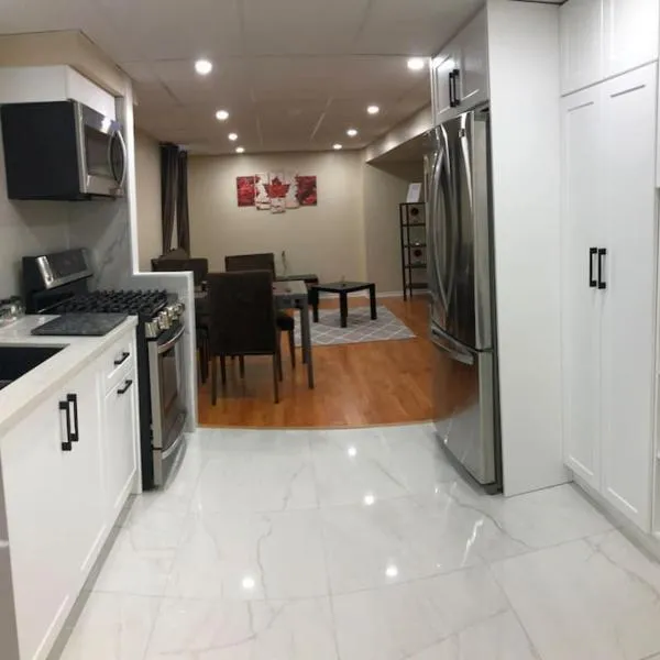 3 Spacious Bedroom Basement Apartment in Richmond Hill，位于列治文山的酒店