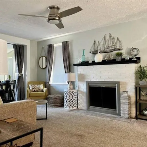 Lakeview - Lake Erie - Ashtabula, OH - 5 Min to GOTL - Fireplace- Deck - King Bed，位于阿什塔比拉的酒店