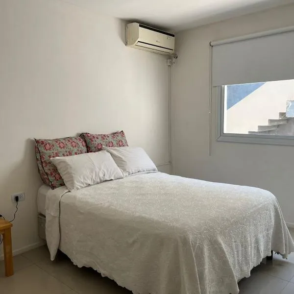 Departamento de dos dormitorios y terraza con asador，位于Villa Nougues的酒店