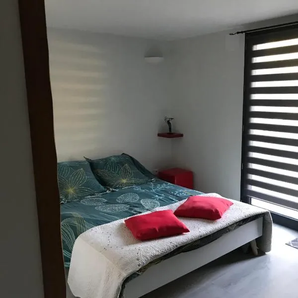 Chambre indépendante privée avec salle de bain，位于La Chapelle-dʼAngillon的酒店