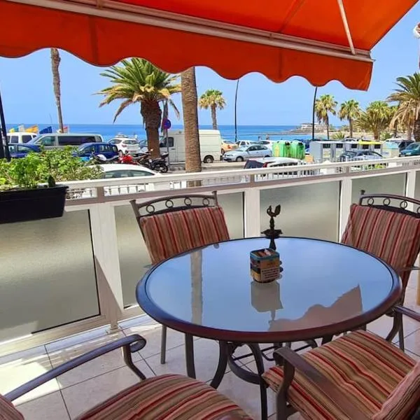 Big beachfront apartment in Los Cristianos!，位于阿罗纳的酒店