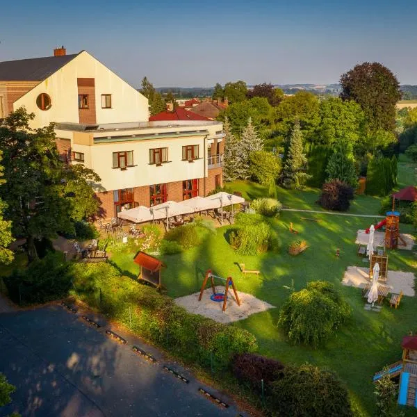 四月全景酒店，位于科内日诺河畔里赫诺夫的酒店