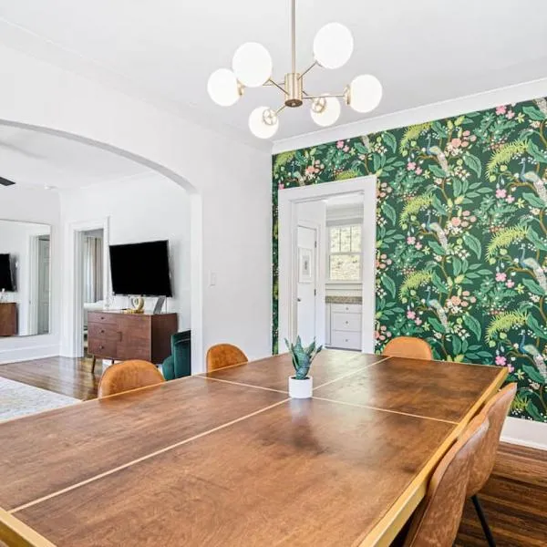 Charming House 5 Minutes to Downtown Chattanooga and Aquarium,位于查塔努加的酒店