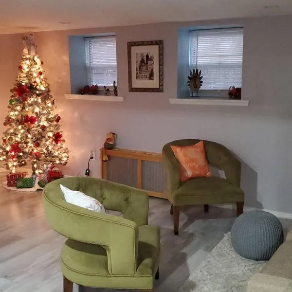 Lovely 2 bedroom Apartment with 2 Entrance and Parking，位于University Heights的酒店