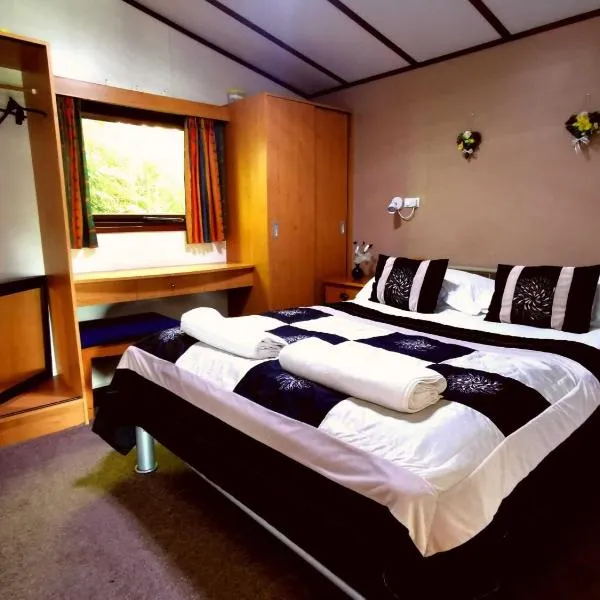 The Raddle Inn Log Cabins，位于Oakamoor的酒店