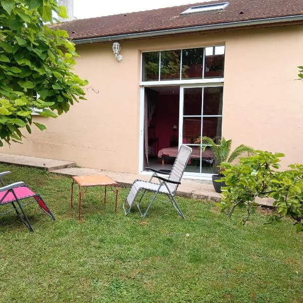 LA BARAQUE，位于Courtois-sur-Yonne的酒店