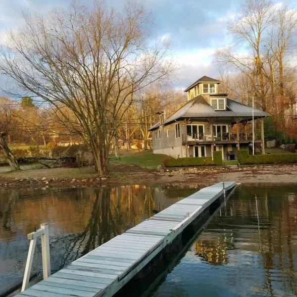 Waterfront Home on Bantam Lake with Private Beach，位于Morris的酒店