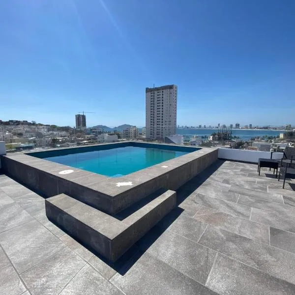 Condo in El Centro Near Malecon!，位于马萨特兰的酒店