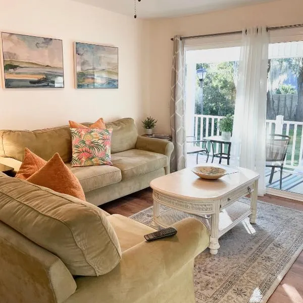 Q16 Comfortable 2 BR, 2 BA second level in Ocean Walk，位于Mallory Park的酒店