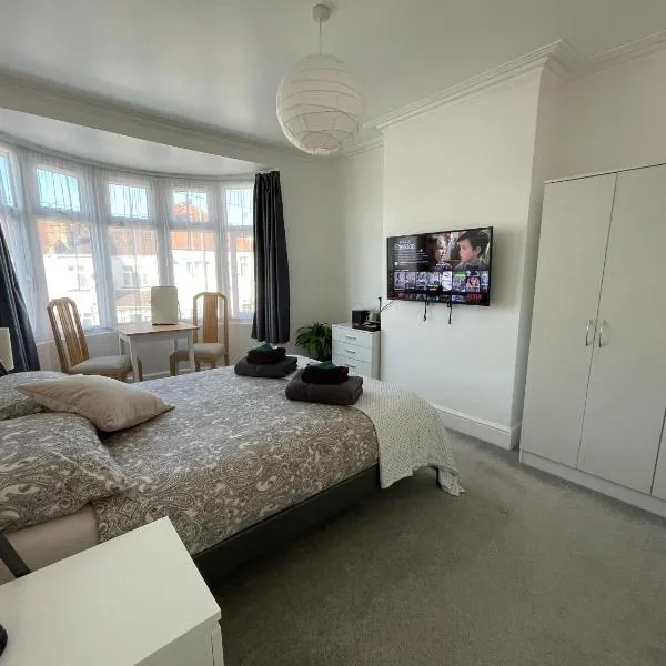 Double Bedroom with TV in Sudbury Hill Wembley - 10 mins from Wembley Stadium，位于Harrow on the Hill的酒店