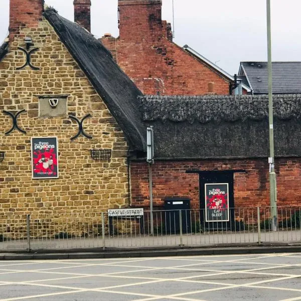 The Three Pigeons Inn，位于班伯里的酒店