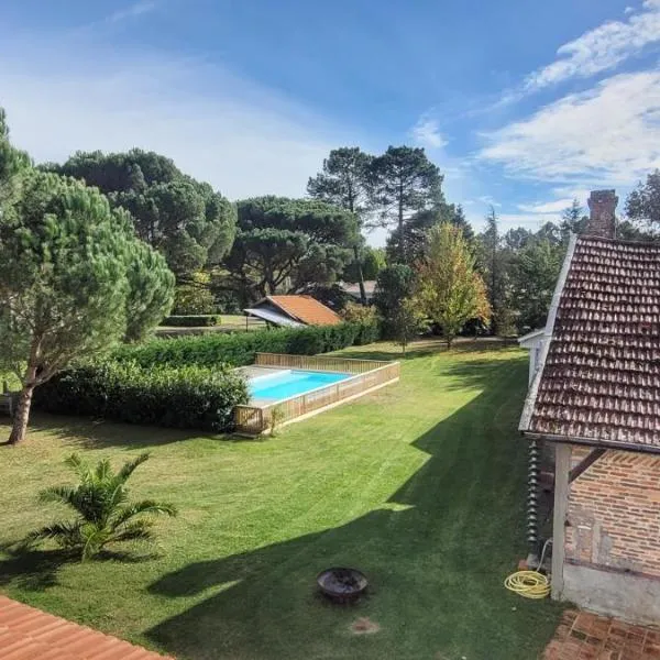 Charmante Maison dans Les Landes x 10 avec piscine et salle d escalade，位于Onesse-et-Laharie的酒店