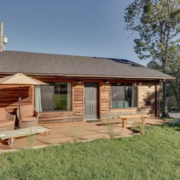 On-Site Winery & Tasting Room: Oregon Bungalow!，位于森特勒尔波因特的酒店
