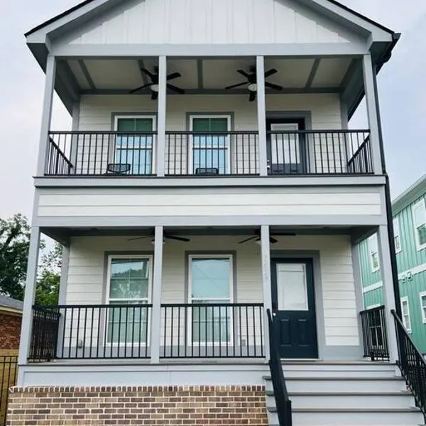 Luxury 4 Bedroom Home and private deck by MCG 6，位于奥古斯塔的酒店