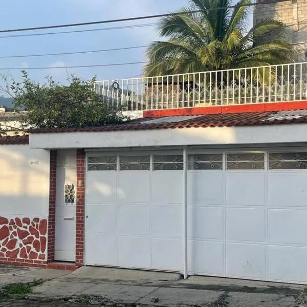 comfortable and spacious house with garage，位于阿马蒂特兰的酒店