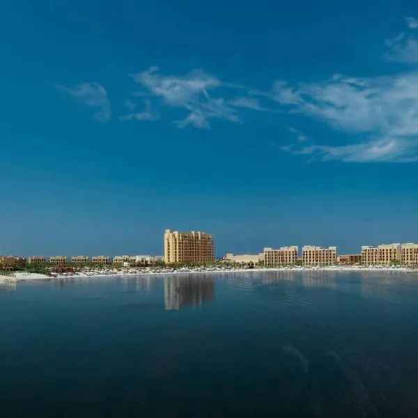 马里安岛希尔顿逸林Spa度假酒店，位于Al Jazirah al Hamra'的酒店