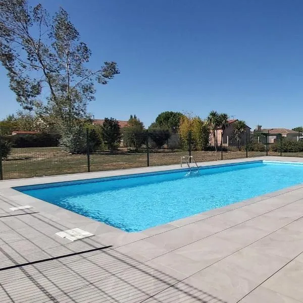 La Campagne Romantique - avec entrée autonome, clim neuve, parking privé & sa piscine ! -，位于Saint-Sulpice的酒店