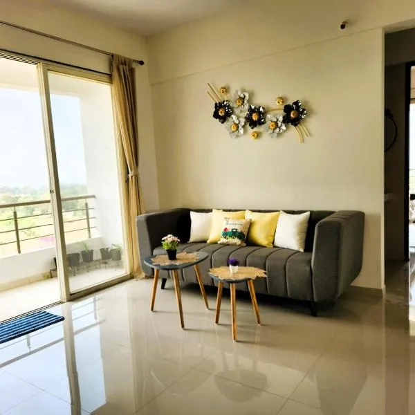 Trinity Stays Nashik - Mountain view apartment close to Sula，位于Girnāre的酒店