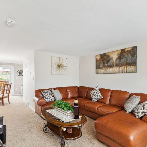 Charming Glenolden Townhouse，位于Glenolden的酒店