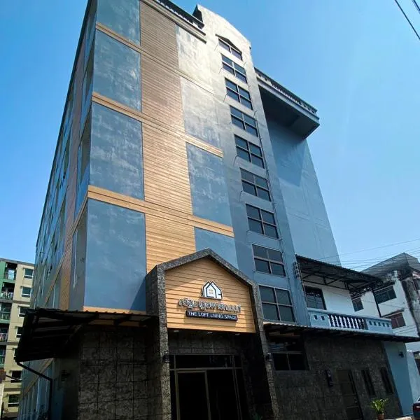 The Loft Living Space，位于Ban Sam Maitri的酒店