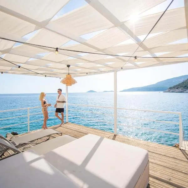 BEACHFRONT SARI VILLA WİTH PRIVATE SWIMMING POOL，位于卡尔坎的酒店
