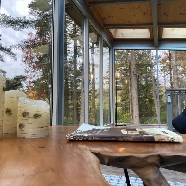 Vermont Mirror House，位于Shelburne Falls的酒店