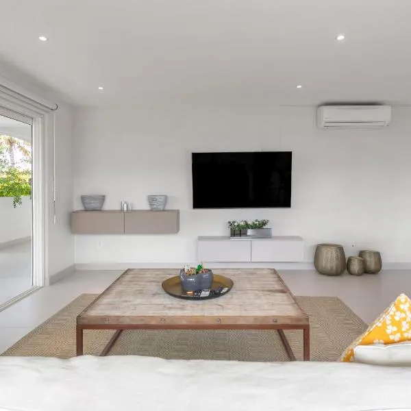 Maho Beach House - Modern 1 Bedroom Luxe，位于马霍礁的酒店