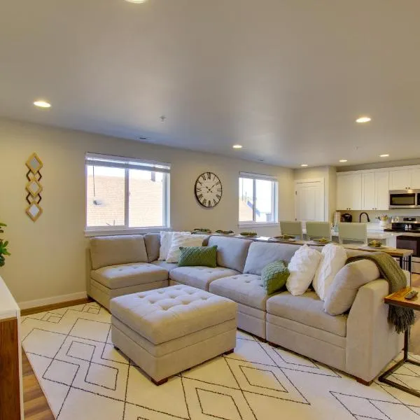 Monroe Apartment Near Evergreen State Fairgrounds!，位于门罗的酒店