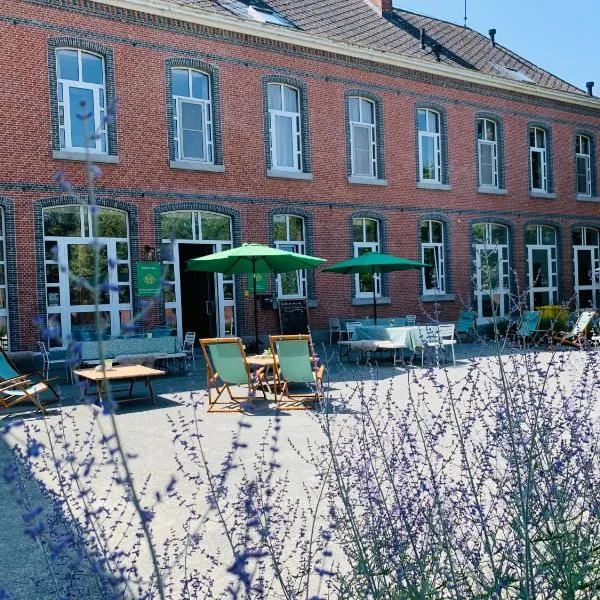 De Lotuspoort met Mihr's B&B in de Abdij van Bornem，位于Sint-Amands的酒店