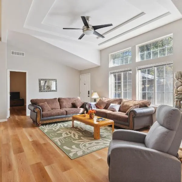Newly Renovated Retreat on 6 Acres, Discover Murphys Lodge with Scenic Views!，位于墨菲斯的酒店