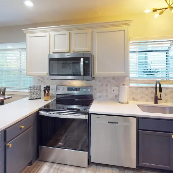 Beautiful Condo, Steps From Table Rock Lake & Sdc，位于布兰森的酒店