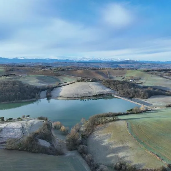 Maison spacieuse face aux Pyrénées，位于Montels的酒店