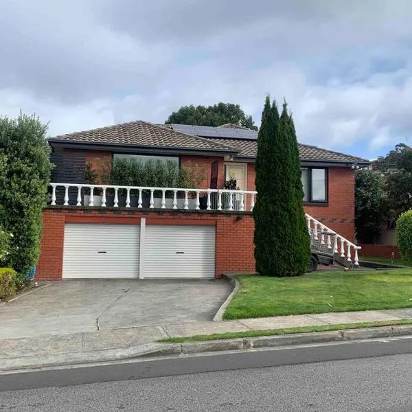 Modern light filled home near beaches，位于Acton Park的酒店