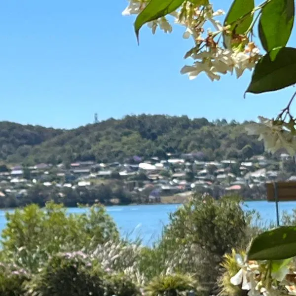 By the Lake - Lake Macquarie，位于Fishing Point的酒店