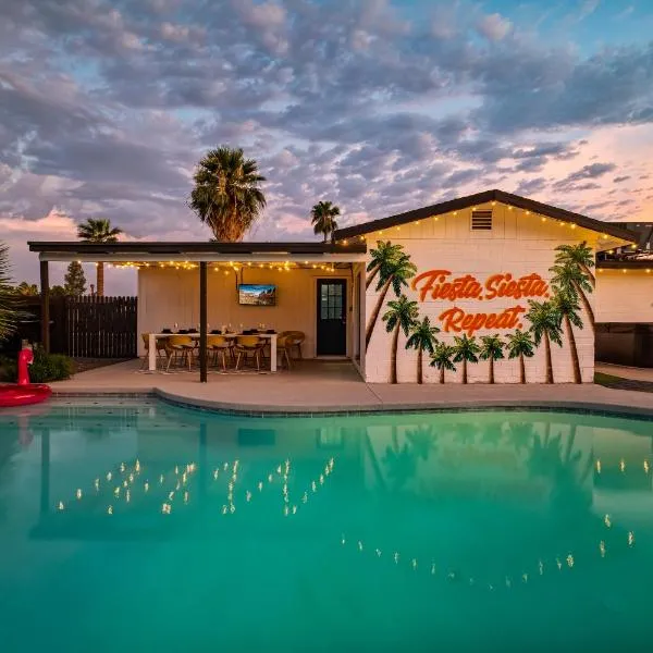 Gorgeous 4-bed home with Golf, Pool, & Hot Tub!，位于凤凰城的酒店
