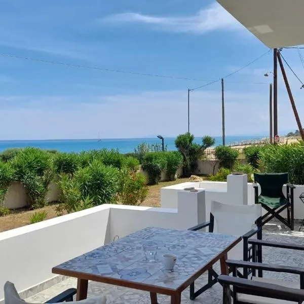 Beachfront Oleanders House in Skala，位于斯卡拉的酒店
