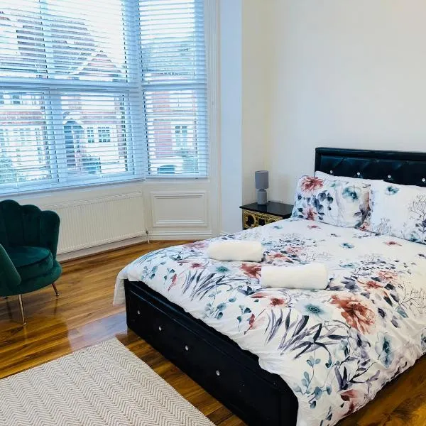 Newly refurbished two bedrooms flat，位于圣伦纳兹的酒店