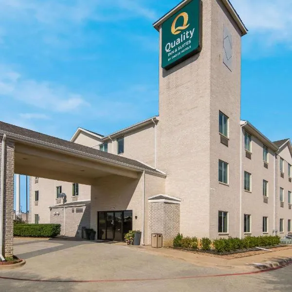 Quality Inn & Suites Roanoke - Fort Worth North，位于Rhome的酒店