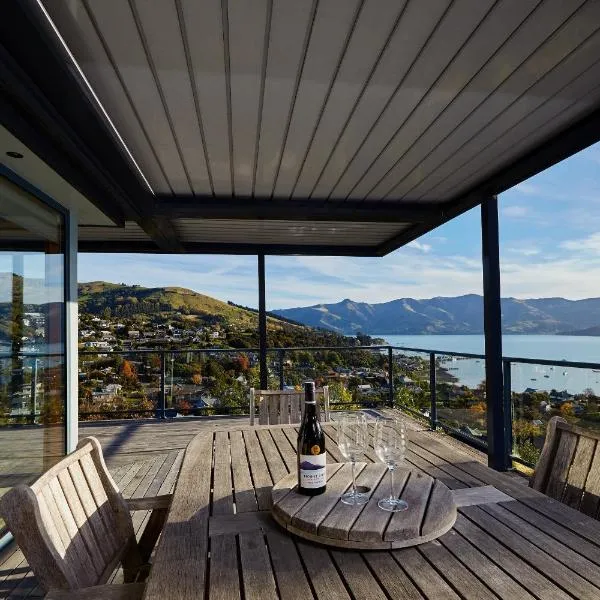 Akaroa holiday home Spacious and quite with stunning harbour views and close to town，位于阿卡罗阿的酒店