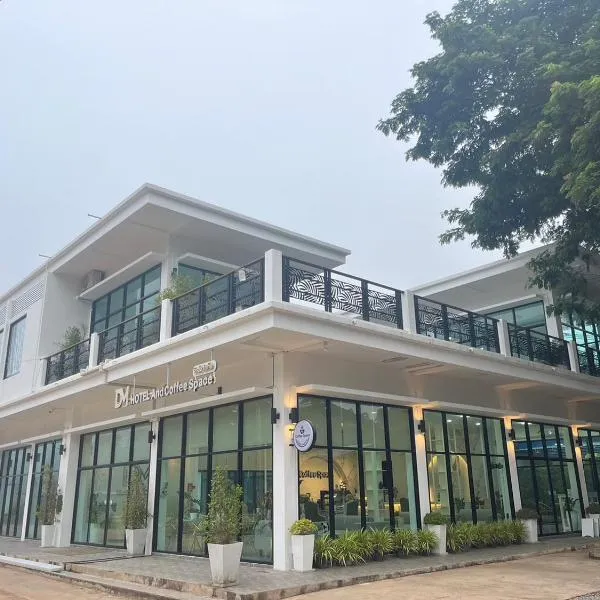 DMhotel&cafe，位于南府的酒店