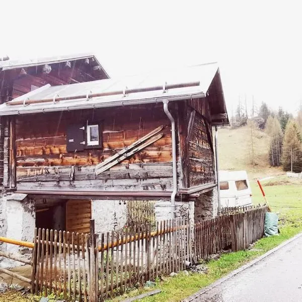 CHARMANTES FERIENHAUS IM DORF MULEGNS，位于圣莫里茨的酒店