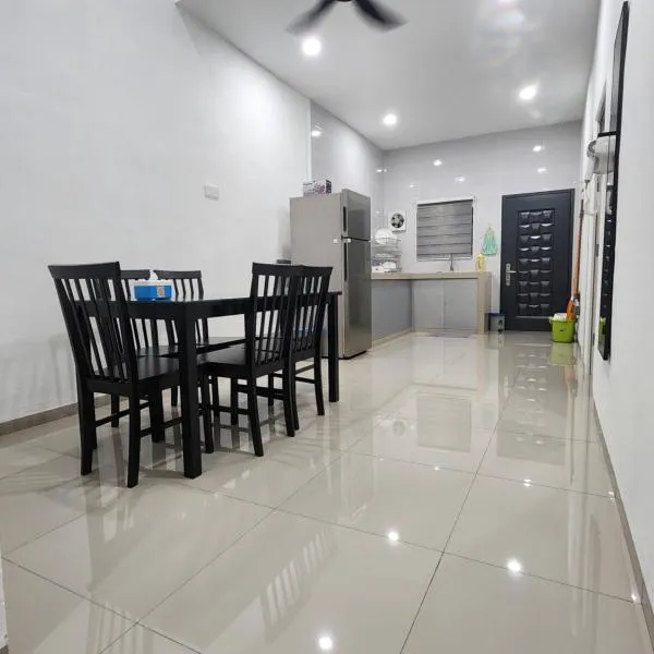 Voon 4 bedroom homestay Mersing 2，位于丰盛港的酒店